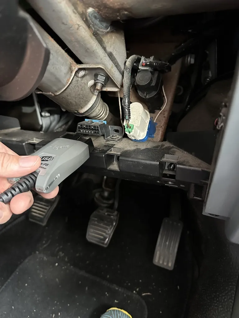 Connecting my vLinker FS OBD2 USB diagnostics cable to Ford Transit was easy.